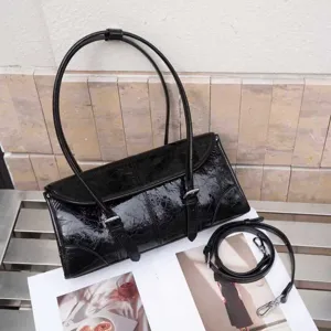Borsa a spalla nera da donna con texture craquelé stile retro chic e molto elegante