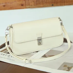 Cremeweisse Leder Umhaengetasche, schicke quadratische Schultertasche mit Metallverschluss.