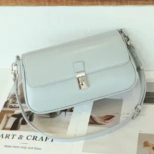 Hellgraue Umhängetasche Detailansicht, stilvolle PU-Leder Crossbody Tasche mit Metallverschluss.