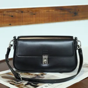 Schwarze Leder Umhängetasche Detail, Vintage Metallschloss, elegante Handtasche Nahaufnahme.