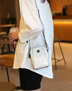 Sac bandouliere en cuir blanc pour femme, bouton floral metallique retro, sac casual chic.