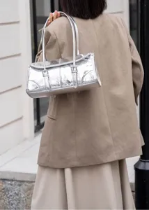 Borsa a spalla da donna metallizzata con texture argentata, elegante borsa trendy a doppia cinghia.