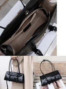 Vista dettagliata della borsa a spalla nera stropicciata da donna con dettagli metallici.