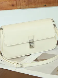 Elegante cremeweiße Retro Tofu Umhängetasche mit Metallverschluss für stilvolle Damen.