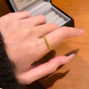 Vergoldeter Retro-Ring im chinesischen Stil mit feiner Textur und grünem Stein für Damen