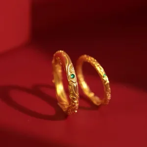 Vintage Goldringe mit gruenem Edelstein, retro geschnitztes Paar Schmuck fuer Damen und Herren.