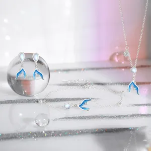 Nahaufnahme des silbernen Meerjungfrauen-Schmucksets mit funkelnden Mondstein-Details.