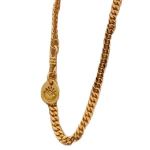 Bracelet gourmette cubain doré pour femme avec pendentif rond et style élégant.