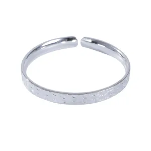 Minimalistisches offenes Armband mit Eiskristall-Textur für Damen, schicker Kupferschmuck.