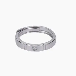 Close-up detail of the minimalist silver ring with a single embedded stone and 925 stamp.