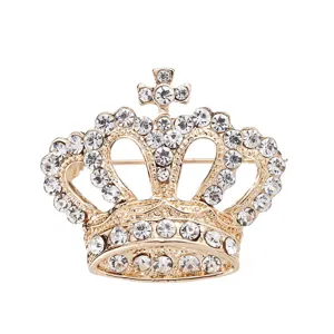 Nahaufnahme der funkelnden Kristall-Kronen-Brosche, goldfarbenes Strass-Accessoire.
