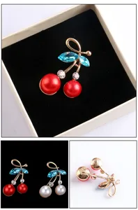 Elegante Kristall Kirsche Brosche mit Perlen und Strass, modisches Accessoire fuer Damenkleidung.