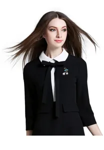Exquisite Perlen Kirsche Brosche mit blauen Strasssteinen, elegantes Modeaccessoire.