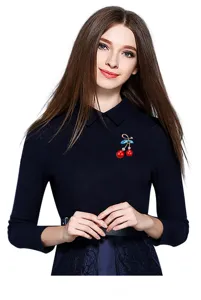 Nahaufnahme einer stilvollen Kirsch-Brosche mit funkelnden Strasssteinen für mode Outfits.