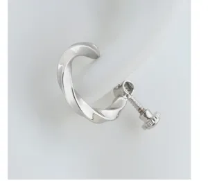 Vista detallada del pendiente Mobius plateado con rosca, diseño minimalista sin perforación.