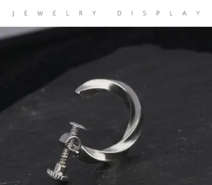 Pendientes de presión tornillo Mobius plateados minimalistas hombre, estilo moderno.