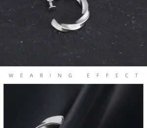 Primer plano detallado de pendiente de aro con tornillo twist mobius para hombre.