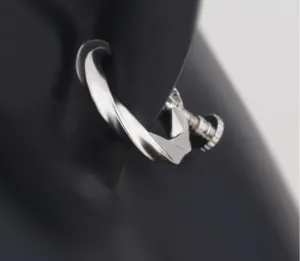 Detalle del pendiente Mobius para hombre minimalista de plata con cierre de rosca.