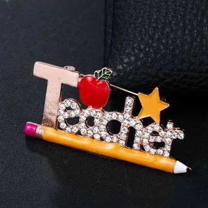 Prachtige leraar thema strass letter broche met potlood en appel ontwerp, gedetailleerd overzicht.