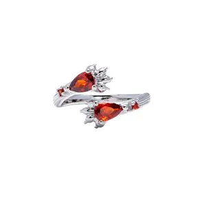 Bague ouverte argentée avec pierres rouges poires et design griffe pour femmes.