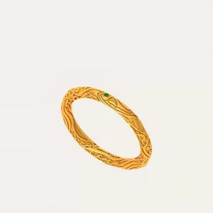 Nahaufnahme des vergoldeten Rings mit filigranen Wellengravuren und eingebettetem grünen Edelstein.