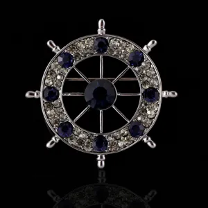 Squisita spilla con timone di nave stile marina con strass blu e trasparenti scintillanti uomo.