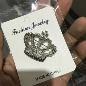 Silberfarbene Strass Kreuz Krone Brosche Pin fuer elegante Kleidung und Anzugjacken.