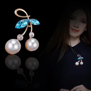 Elegante Kristall Kirsche Brosche mit Perlen, stilvolle vergoldete Anstecknadel für Damen.