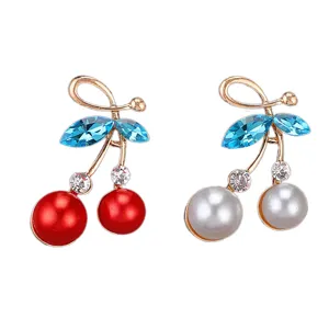 Koreanischer Kirschen Brosche mit blauen Kristallen und Perlen. Elegante Mode Anstecknadel.