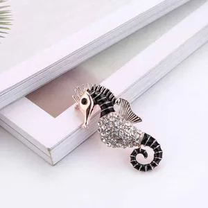 Elegante strass zeepaardje broche, premium legering emaille dierenspeld voor kleding.