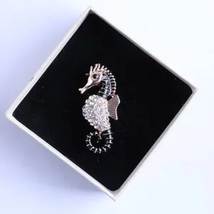 Prachtige zeepaardje broche met fonkelende strass-steentjes en zwarte druppelolie legering.