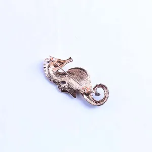 Gedetailleerd overzicht van de achterkant van een rosékleurige zeepaardje broche, legering accessoire