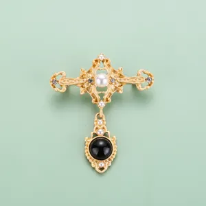 Broche croix ornée vintage dorée exquise avec fausses perles et pierre précieuse noire.