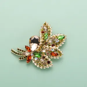 Exquise broche strass en forme de feuille bijoux de mode en métal doré pour femmes