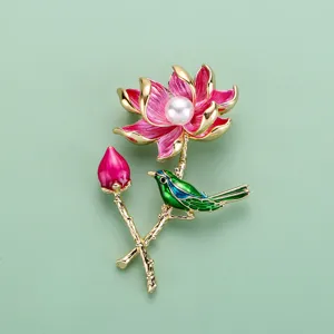 Détail exquis de la broche perle tulipe avec fleur émaillée complexe et charmant oiseau vert élégant.