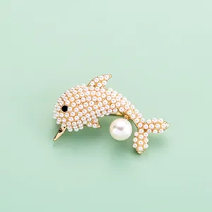 Élégante broche dauphin en perles, métal doré avec perles artificielles pour accessoires de mode.