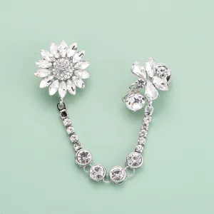 Détail de broche chaîne de fleurs en strass cristal exquis, accessoire élégant anti-reflet.