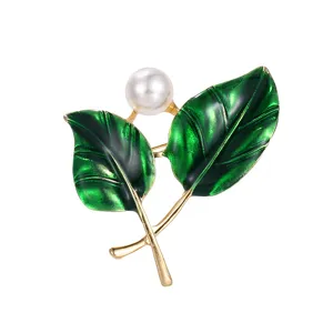 Elegante spilla con perla a foglia verde, spilla chic in lega dorata per accessori da donna.