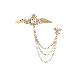 Broche de alas de angel doradas con cadenas de borlas multicapa y colgante de estrella