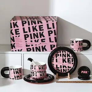 Set de vajilla de cerámica creativo con tazas, platos, tazones y elegante caja de regalo rosa.