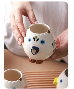 Primer plano detallado del separador de huevos de cerámica con diseño de búho y pico.