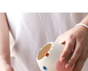 Primer plano del bonito separador de claras de cerámica con esmalte liso y bonitos detalles.