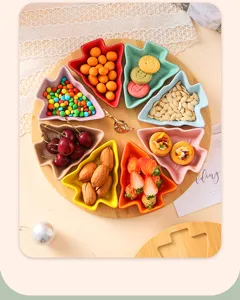 Set di piatti per frutta secca in ceramica a forma di albero di Natale con vassoio in legno snack.