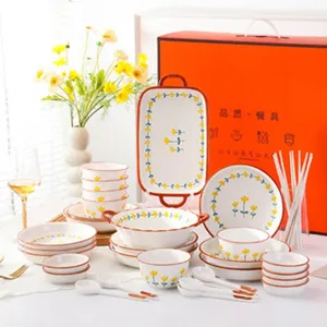 Elegante juego de vajilla de cerámica con hermoso diseño floral amarillo y caja regalo naranja
