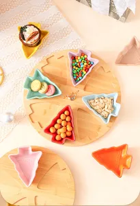 Set di piatti per frutta con albero di Natale in ceramica colorata con vassoio legno.