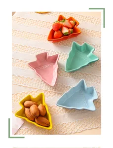 Primo piano dettagliato di piatti per snack in ceramica colorata a forma di albero di Natale.