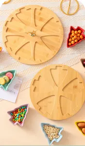 Primo piano del vassoio di servizio in legno e dei piatti di snack in ceramica colorata.