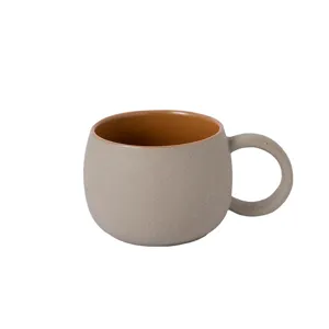 Taza de café de cerámica estilo japonés con diseño retro de color contrastante para oficina.