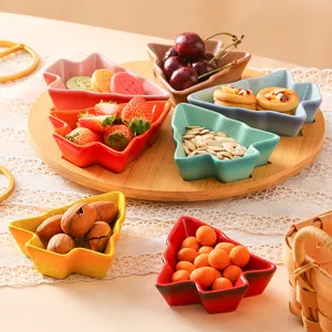 Set di piatti da frutta in ceramica colorata abero di natale con vassoio di legno.