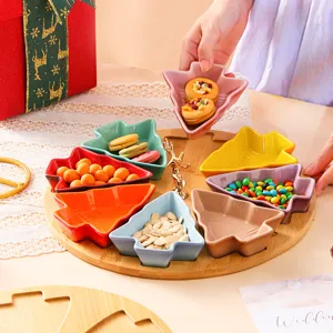 Set di piatti da portata per snack di frutta secca ad albero di Natale in ceramica.